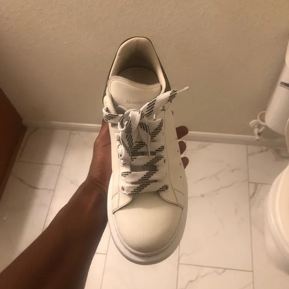 I have only wore them twice trying to sell them because i  display picture 1